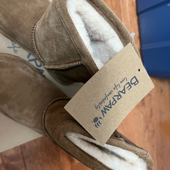 NWT: Suede and wool/sheepskin lining Youth size 1 boots - Picture 6 of 7